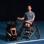 Alfie Hewett junto a la máquina lanzapelotas Lexus Signature Shot.