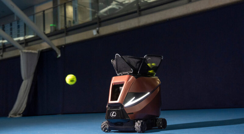 Máquina lanzapelotas Lexus Signature Shot en pista de tenis.