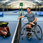 Alfie Hewett sonríe al lado de la máquina Lexus Signature Shot.