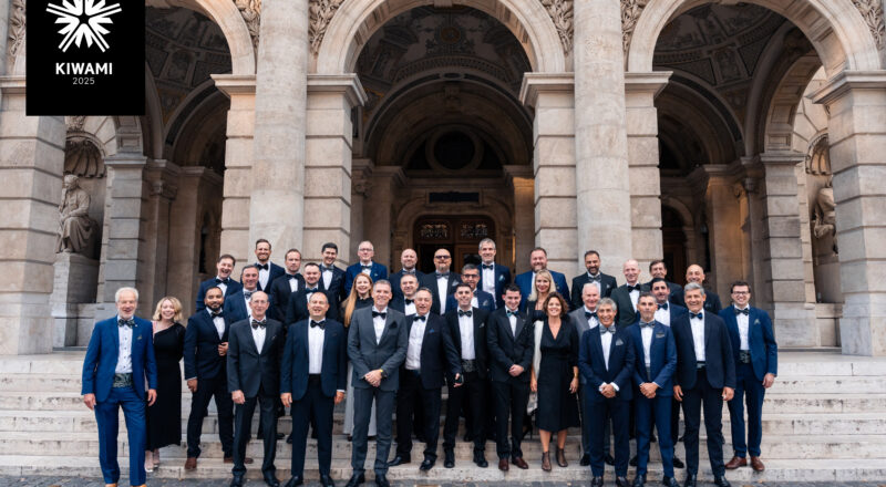 Foto de grupo de los ganadores de los Premios Kiwami Lexus 2025 frente a un edificio histórico de Budapest.
