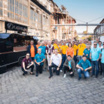 Participantes de los Premios Kiwami Lexus 2025 junto al food truck de Lexus durante una actividad de equipo.