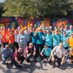 Ganadores de los Premios Kiwami Lexus 2025 posando frente a murales de graffiti con la palabra "Kiwami".