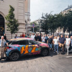 Grupo de participantes posando junto a un Lexus decorado con arte urbano durante los Premios Kiwami Lexus 2025.