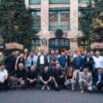 Grupo de asistentes a los Premios Kiwami Lexus 2025 disfrutando de una velada cultural en Budapest.