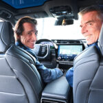 Hombres en interior de coche Lexus