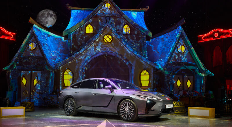 Lexus ES gris frente al escenadiro de Circlassica 2025