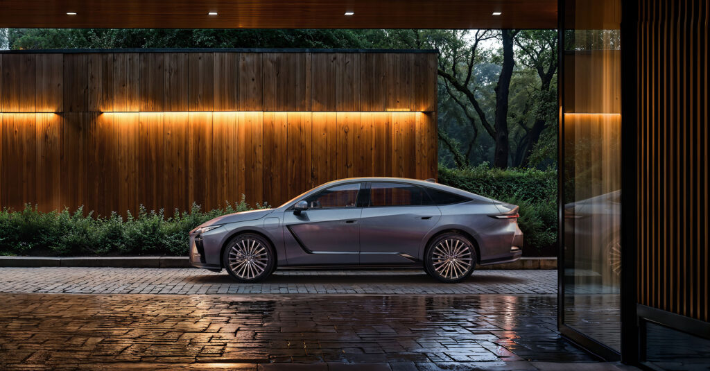 Foto del nuevo Lexus ES en una vista lateral