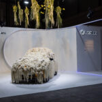 Instalación textil Kumihimo cubriendo un Lexus LBX en ARCOmadrid 2026