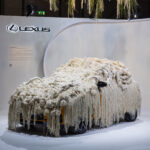 Instalación textil sobre Lexus LBX dentro del espacio Lexus en ARCOmadrid 2026
