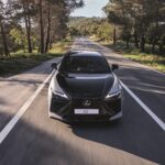 Lexus RZ eléctrico circulando con sistema Interactive Manual Drive.