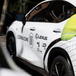 Detalle lateral vehículo Lexus con diseño de pelota de tenis