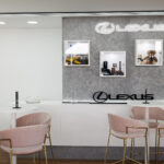 Espacio interior Lexus con vitrinas y logo en el Godó