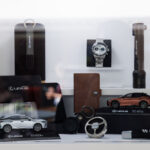 Accesorios Lexus y miniaturas expuestas en vitrina del torneo