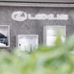 Interior del espacio Lexus en el Trofeo Conde de Godó con vitrinas de producto