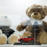 Miniatura Lexus LBX y peluches en vitrina del espacio Lexus
