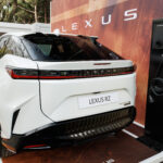 Parte trasera del Lexus RZ junto a punto de carga en el Godó