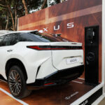 Lexus RZ junto a cargador en el espacio Lexus del Godó