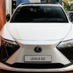 Vista frontal del Lexus RZ expuesto en el Trofeo Conde de Godó