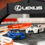 Coches Lexus en miniatura en circuito slot del Godó