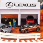 Garaje Lexus en miniatura en el circuito slot del evento