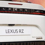 Detalle trasero del Lexus RZ 550e en el Trofeo Conde de Godó
