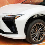 Detalle frontal del Lexus RZ eléctrico en el Trofeo Conde de Godó