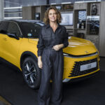 Mar Pieltain con coche lexus