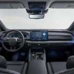 Puesto de conducción del Lexus TZ con cuadro digital y pantalla multimedia de gran formato.