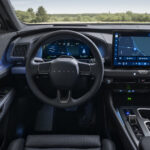 Salpicadero del Lexus TZ con iluminación ambiental y acabados premium sostenibles.