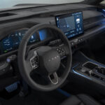Interior del Lexus TZ con pantalla multimedia y diseño lounge para seis pasajeros.