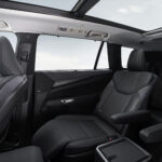 Interior trasero del Lexus TZ con techo panorámico y configuración de seis plazas.