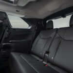 Tercera fila de asientos del Lexus TZ con acabado premium y amplio espacio interior.