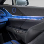 Detalle de la iluminación ambiental azul y altavoz Mark Levinson en el Lexus TZ.