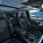 Interior delantero del Lexus TZ con techo panorámico y vistas al paisaje.