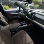 Interior delantero del Lexus TZ con asientos marrones y acabados premium. Título: Diseño interior Lexus TZ
