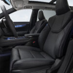 Asiento delantero del Lexus TZ con techo panorámico e iluminación ambiental azul.