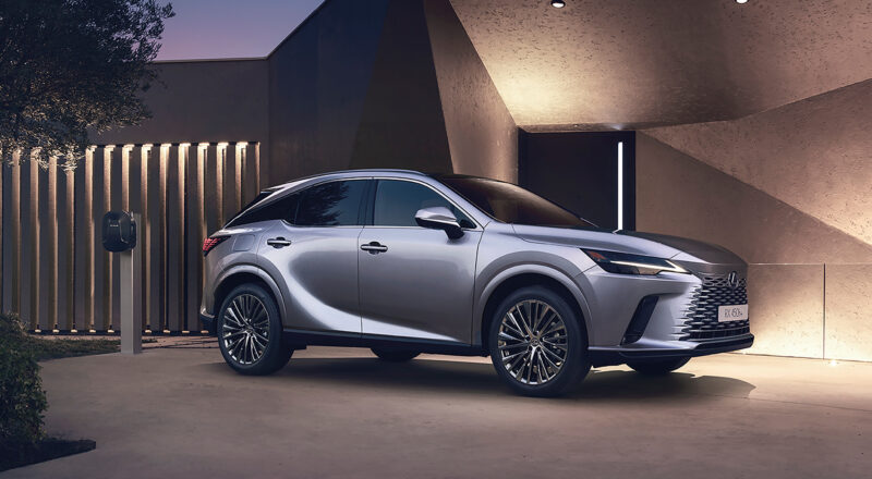 Imagen de lexus RX al anochecer frente a una lujosa casa