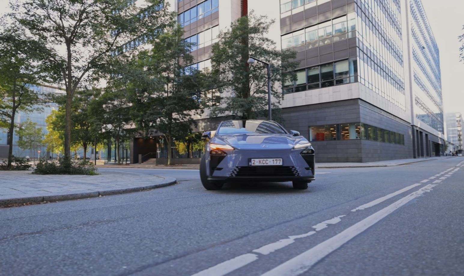 Vídeo: Lexus ES 2026 Skylight Blue